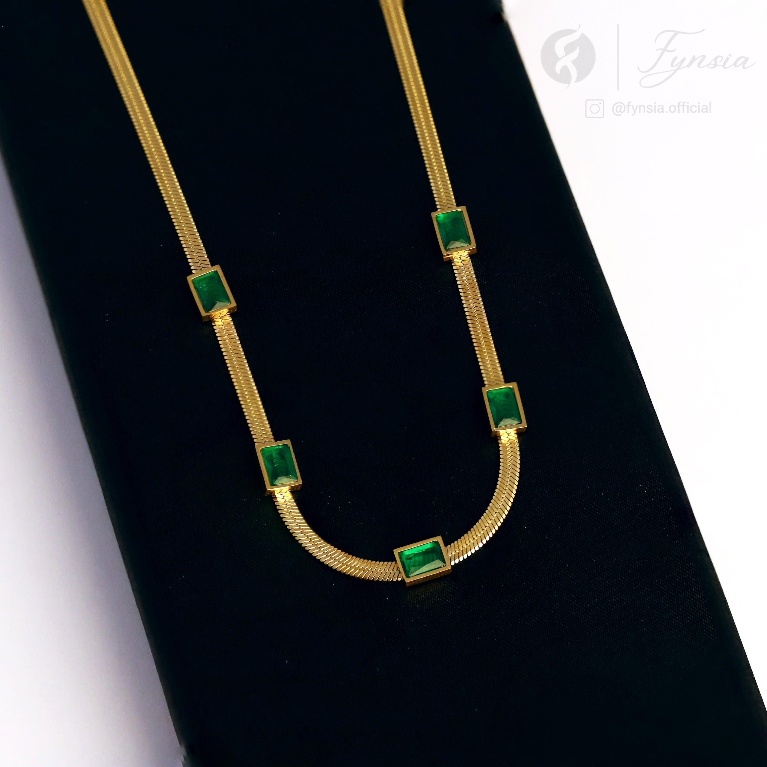 Emerald Luxe Neckchain – 18K Gold Tone Stainless Steel | Fynsia
