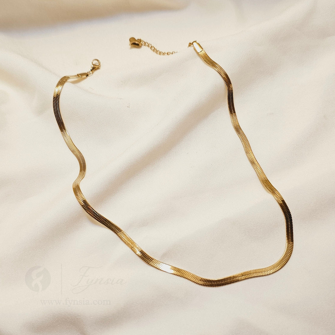 Luxe Gold Snake Neckchain – 18K Gold Tone Stainless Steel | Fynsia
