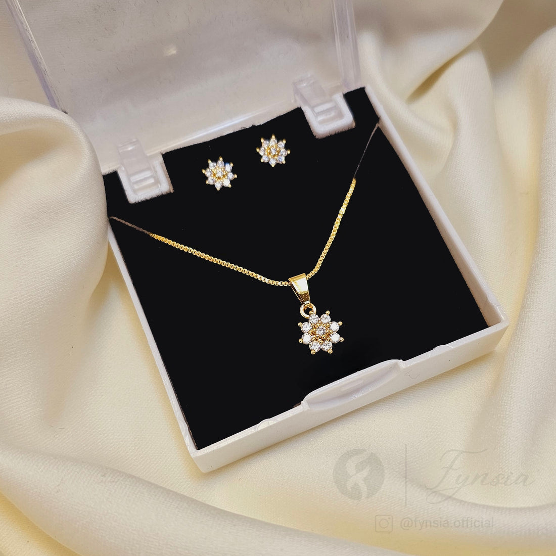 Nido 18k Gold Tone Pendant Chain Set With Studs | Fynsia