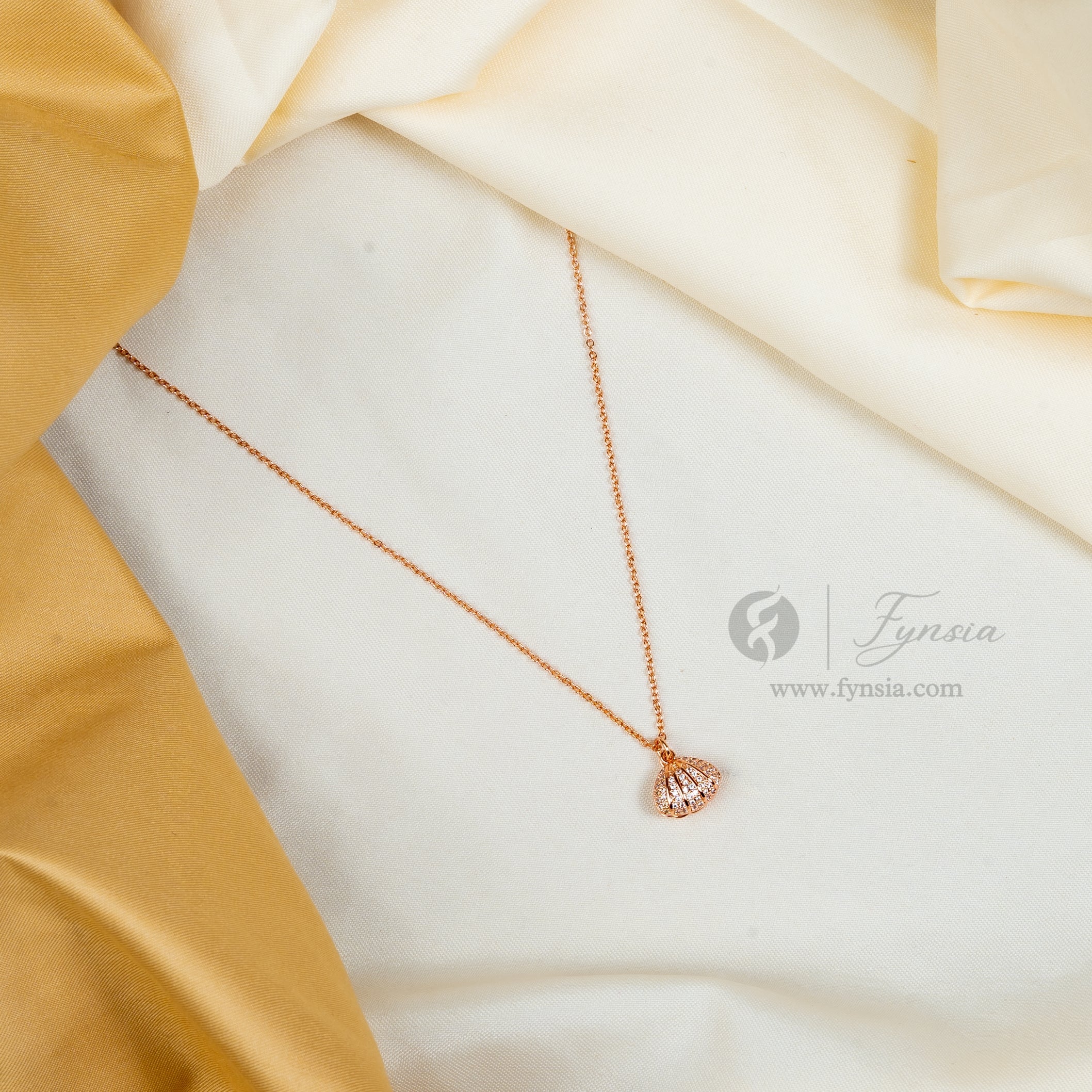 Rosegold Pearl Shell Pendant Chain | Fynsia