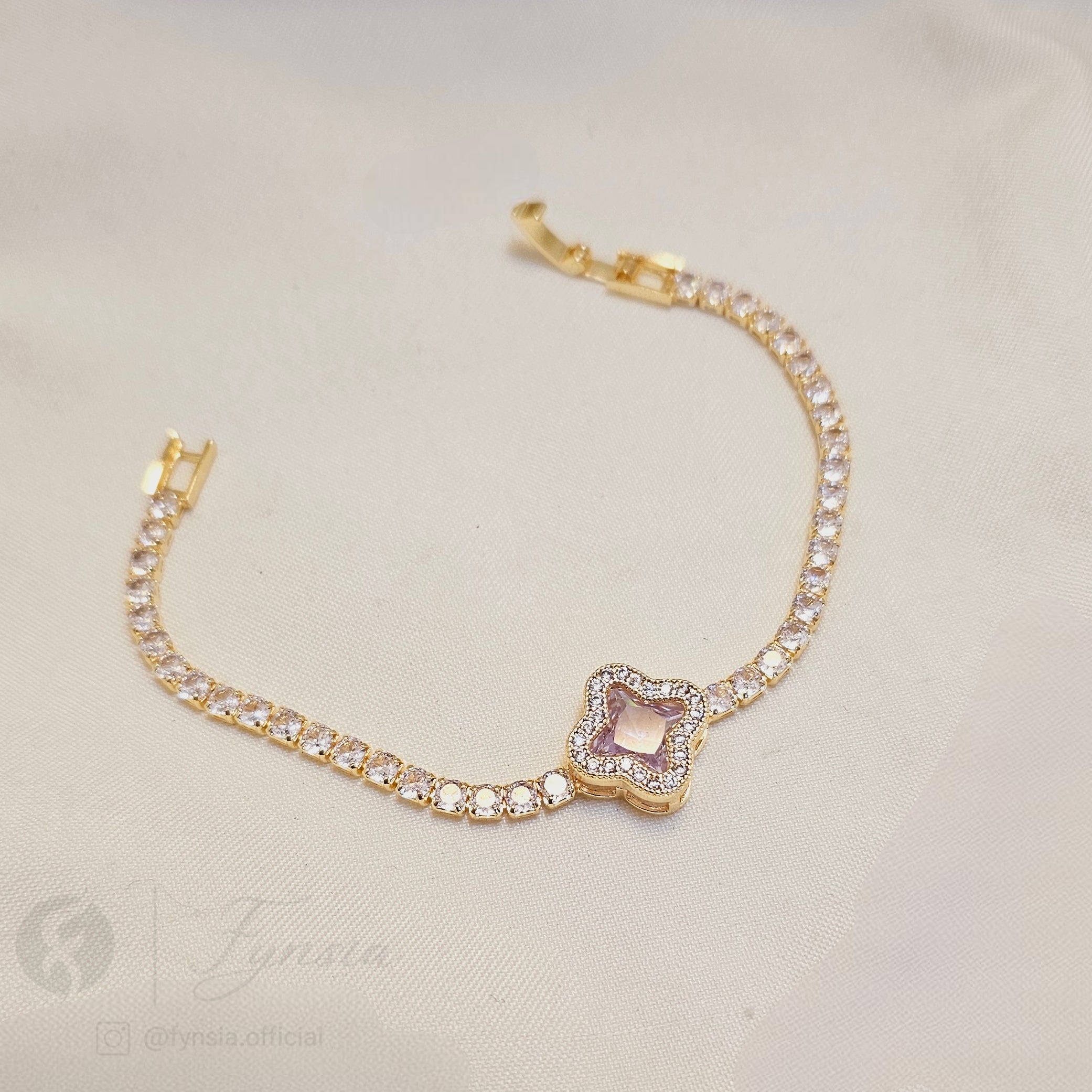 Golden Zirconia Clover Bracelet - Anti Tarnish | Fynsia