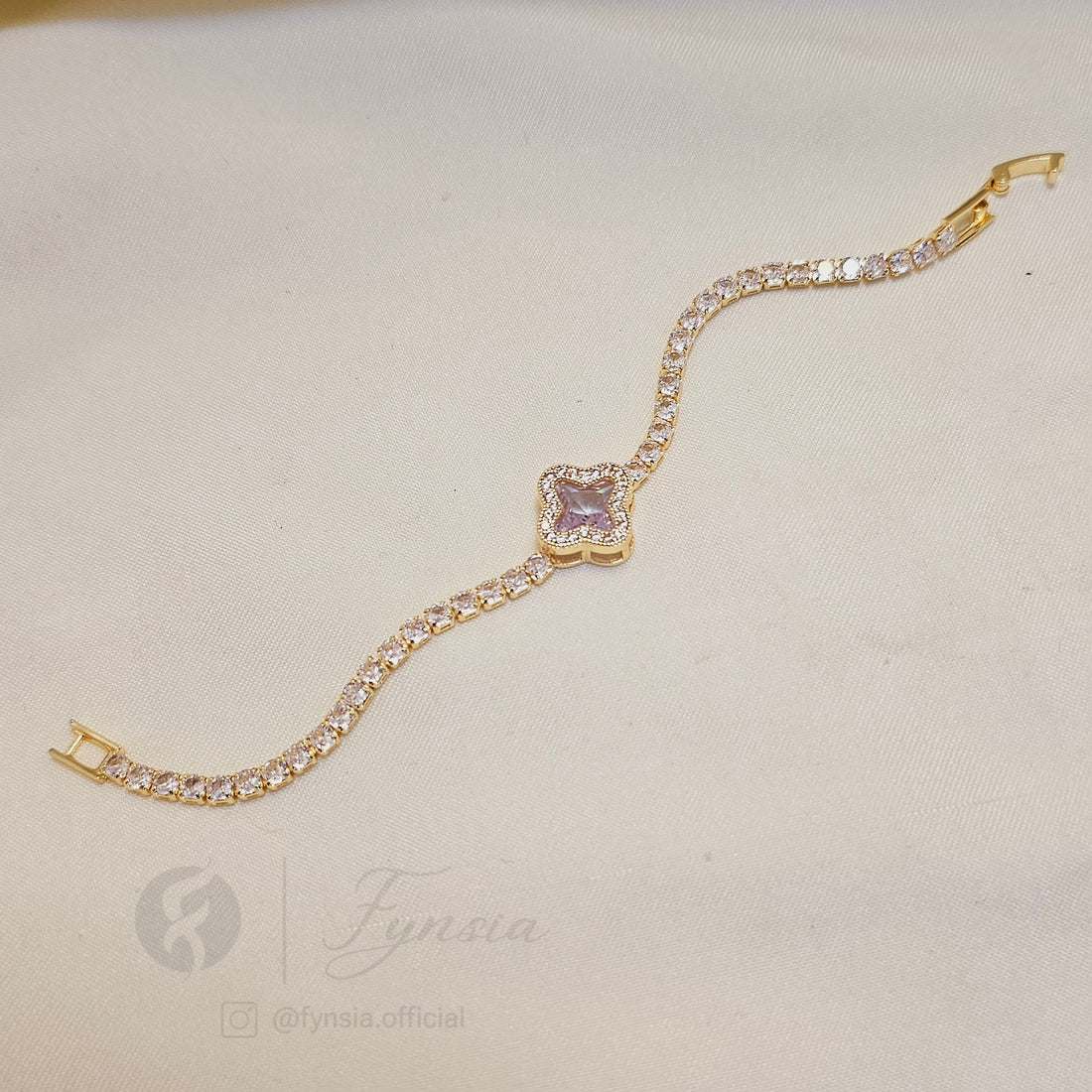 Golden Zirconia Clover Bracelet - Anti Tarnish | Fynsia