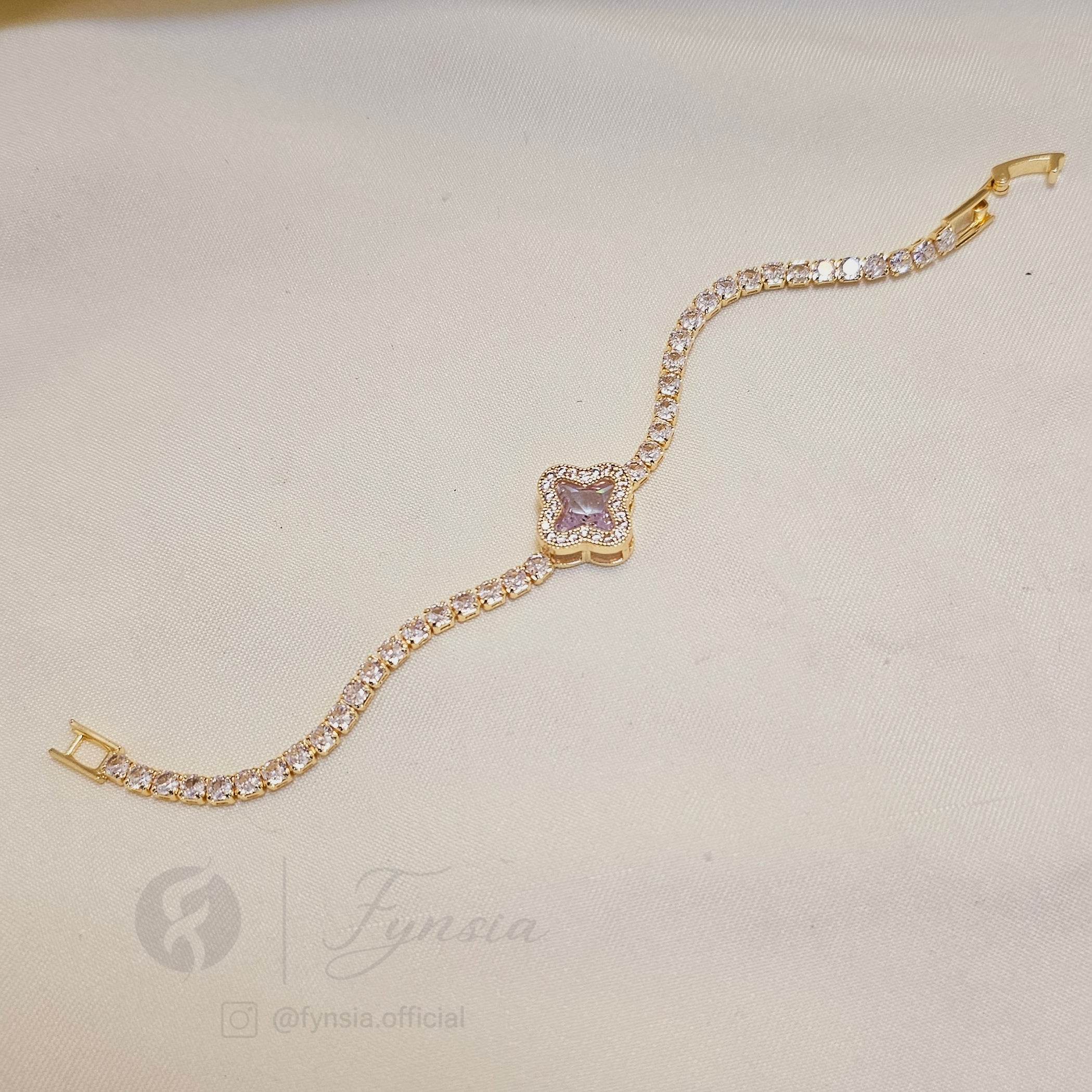 Golden Zirconia Clover Bracelet - Anti Tarnish | Fynsia