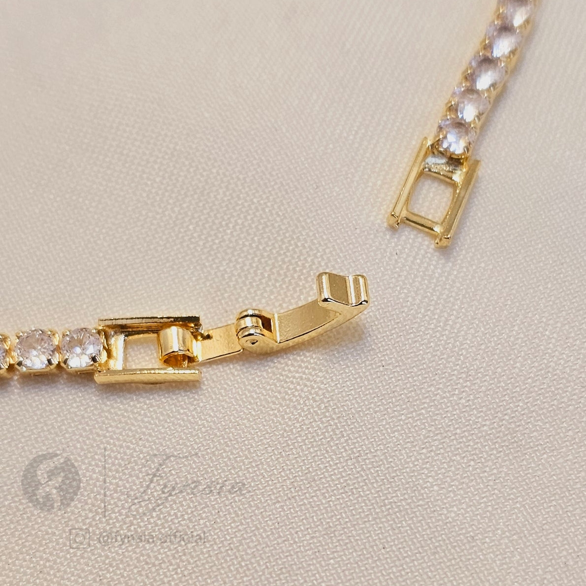 Golden Zirconia Clover Bracelet - Anti Tarnish | Fynsia