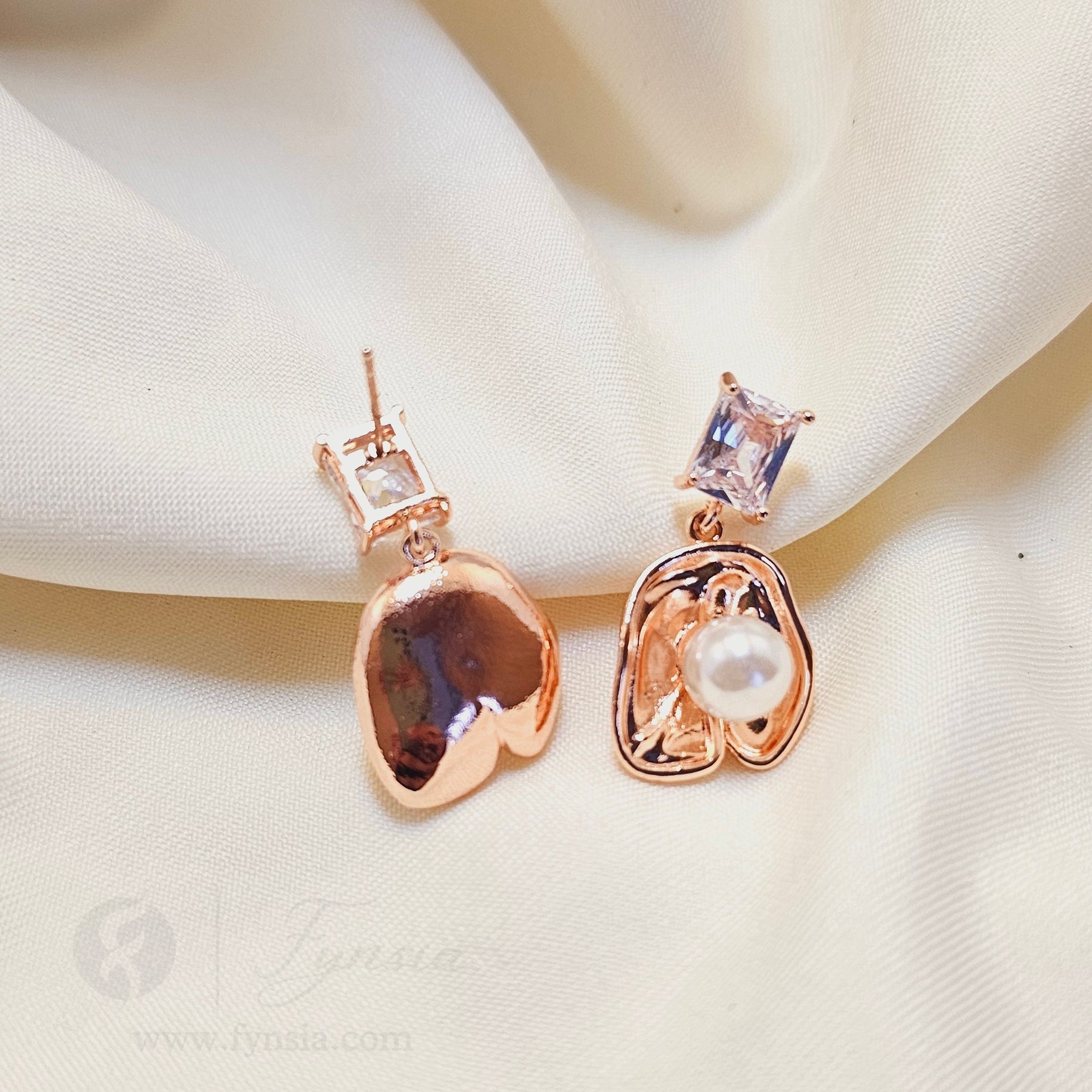 Rosegold Pearl Solitaire Earring | Fynsia