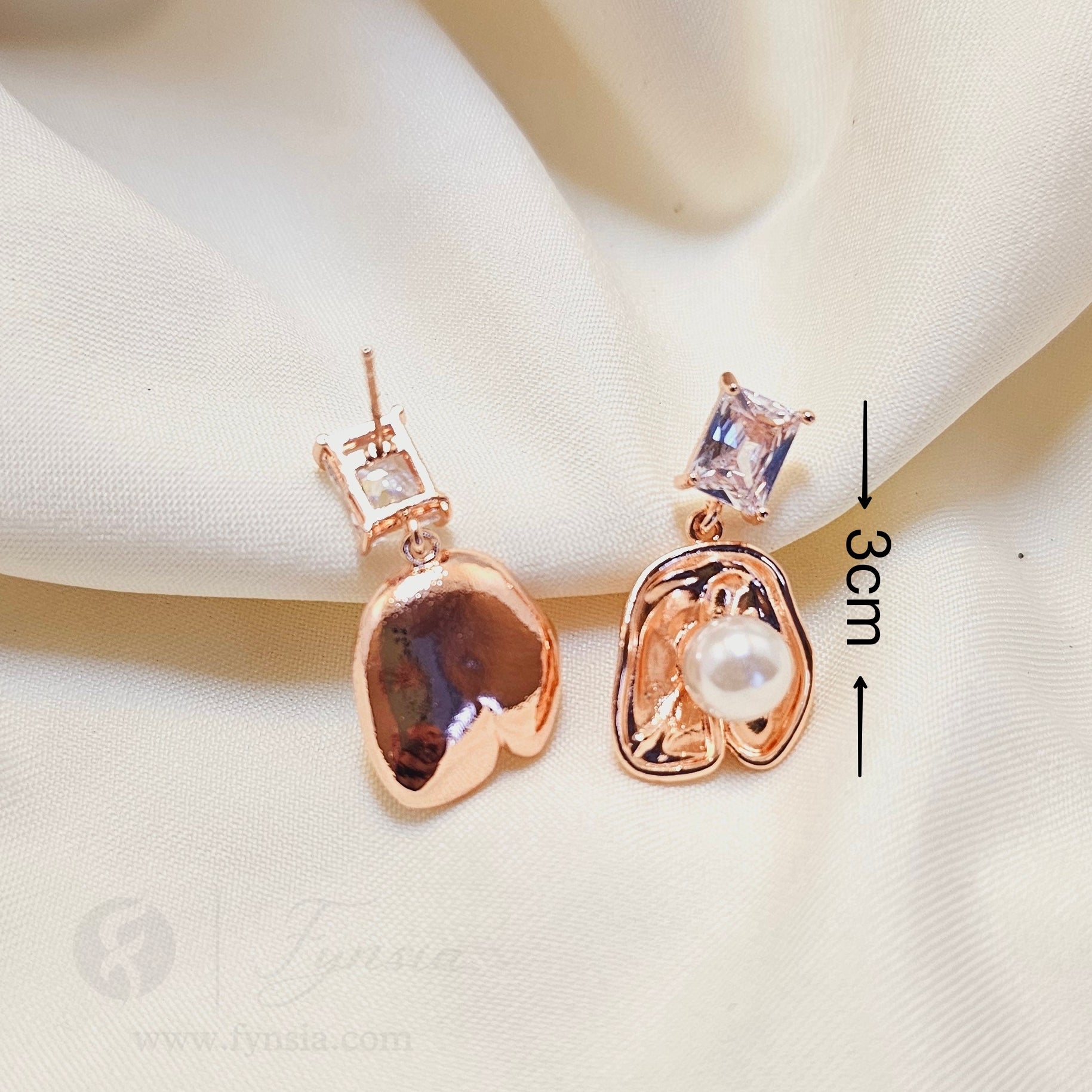 Rosegold Pearl Solitaire Earring | Fynsia