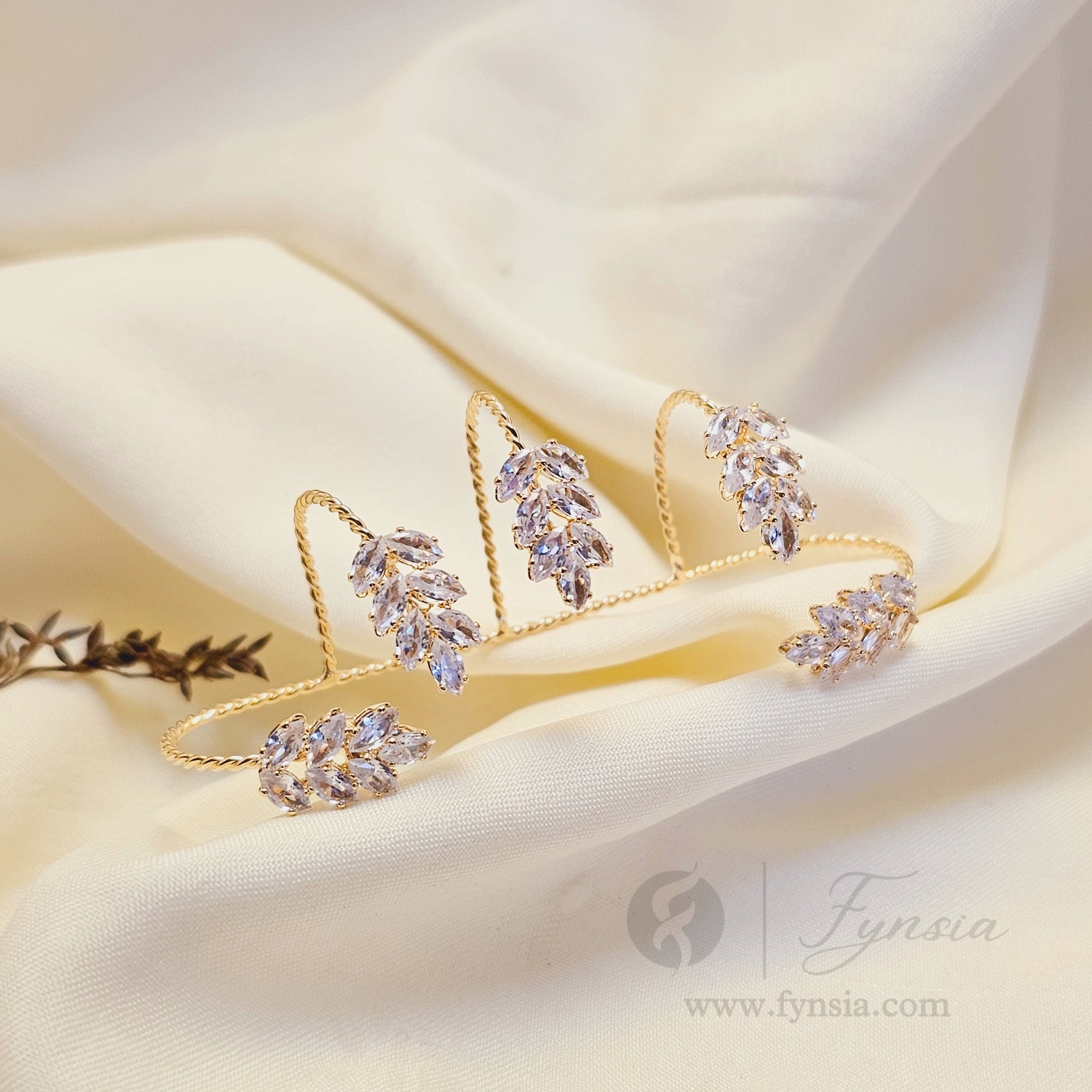 Diva Golden Handcuff - Anti-Tarnish | Fynsia