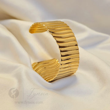 Vanni Golden Stainless Steel Chunky Kada – Free Size Bracelet | Fynsia