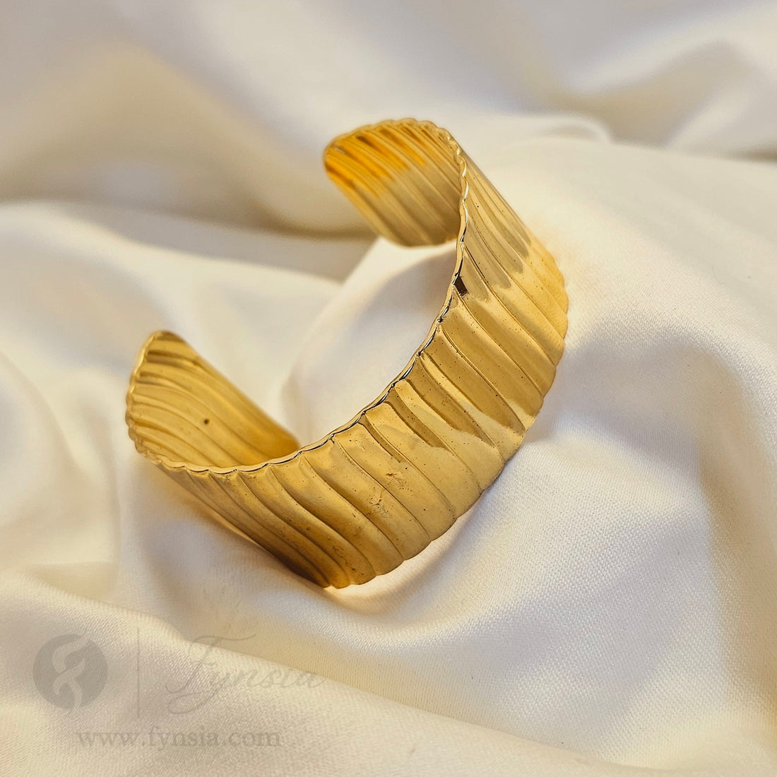 Vanni Golden Stainless Steel Chunky Kada – Free Size Bracelet | Fynsia