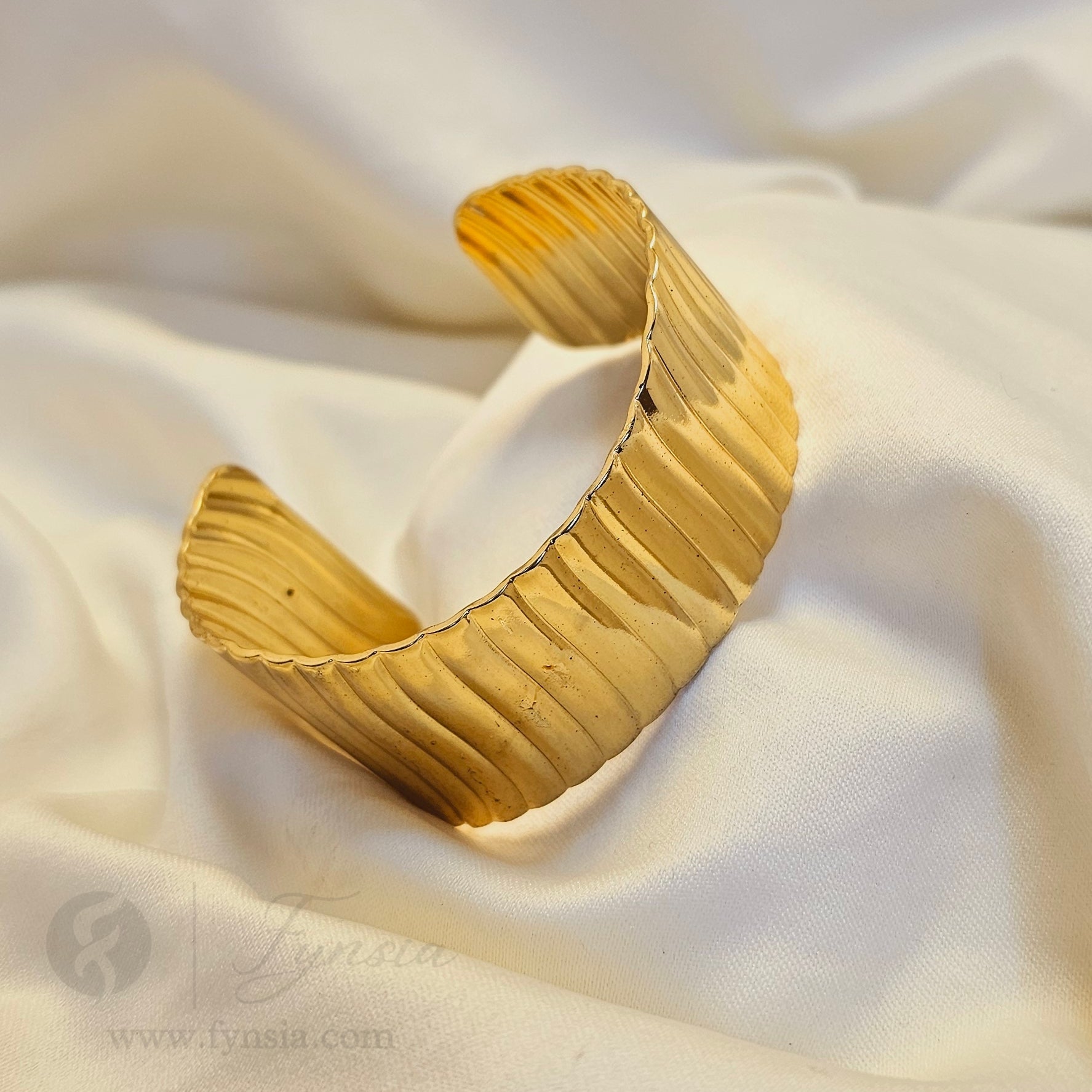 Vanni Golden Stainless Steel Chunky Kada – Free Size Bracelet | Fynsia