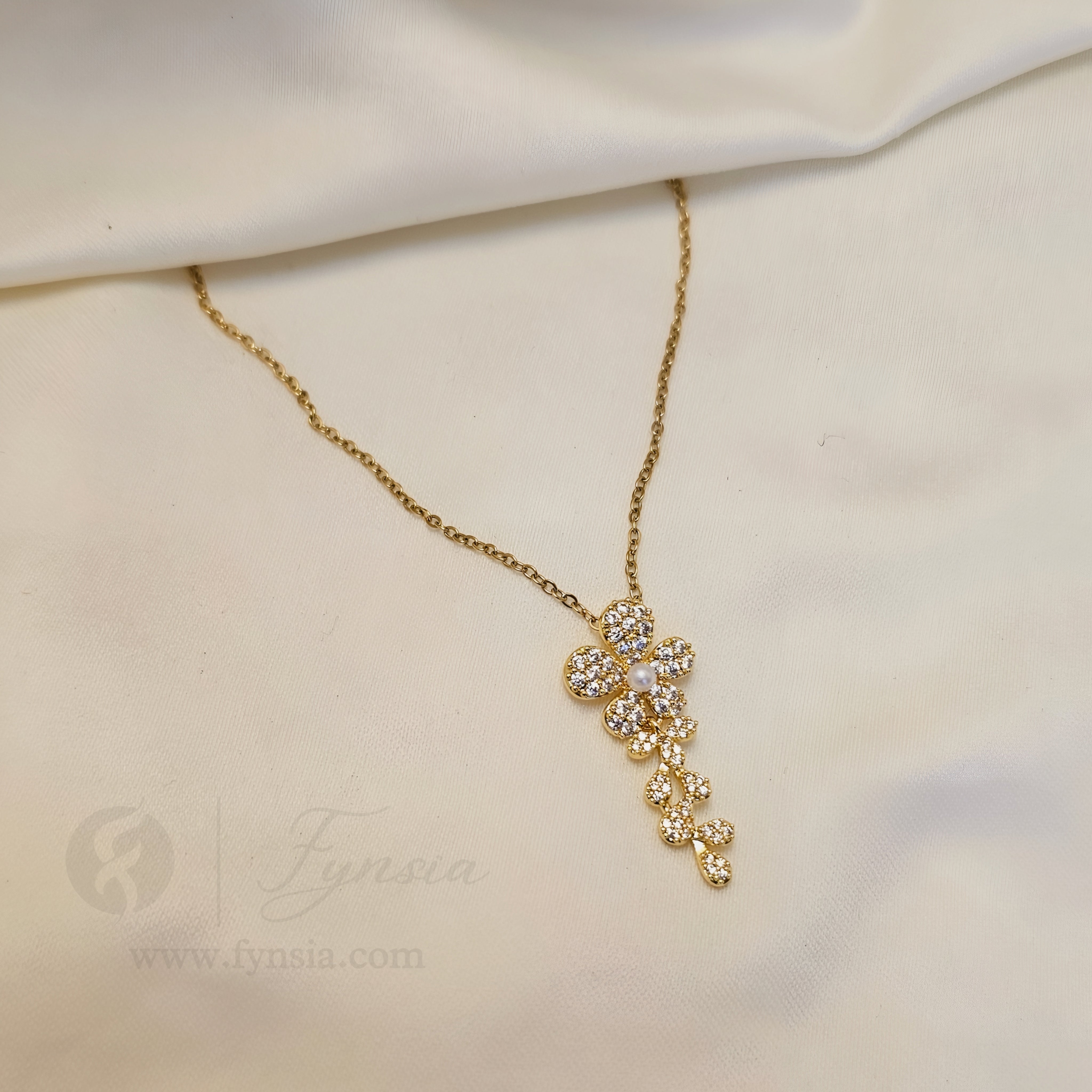 Flora Neckchain – 18K Gold Tone Stainless Steel | Fynsia