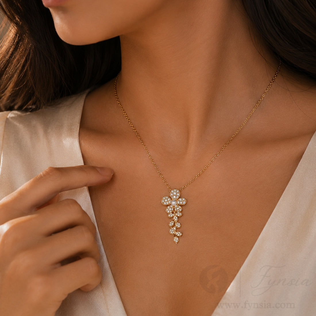 Flora Neckchain – 18K Gold Tone Stainless Steel | Fynsia