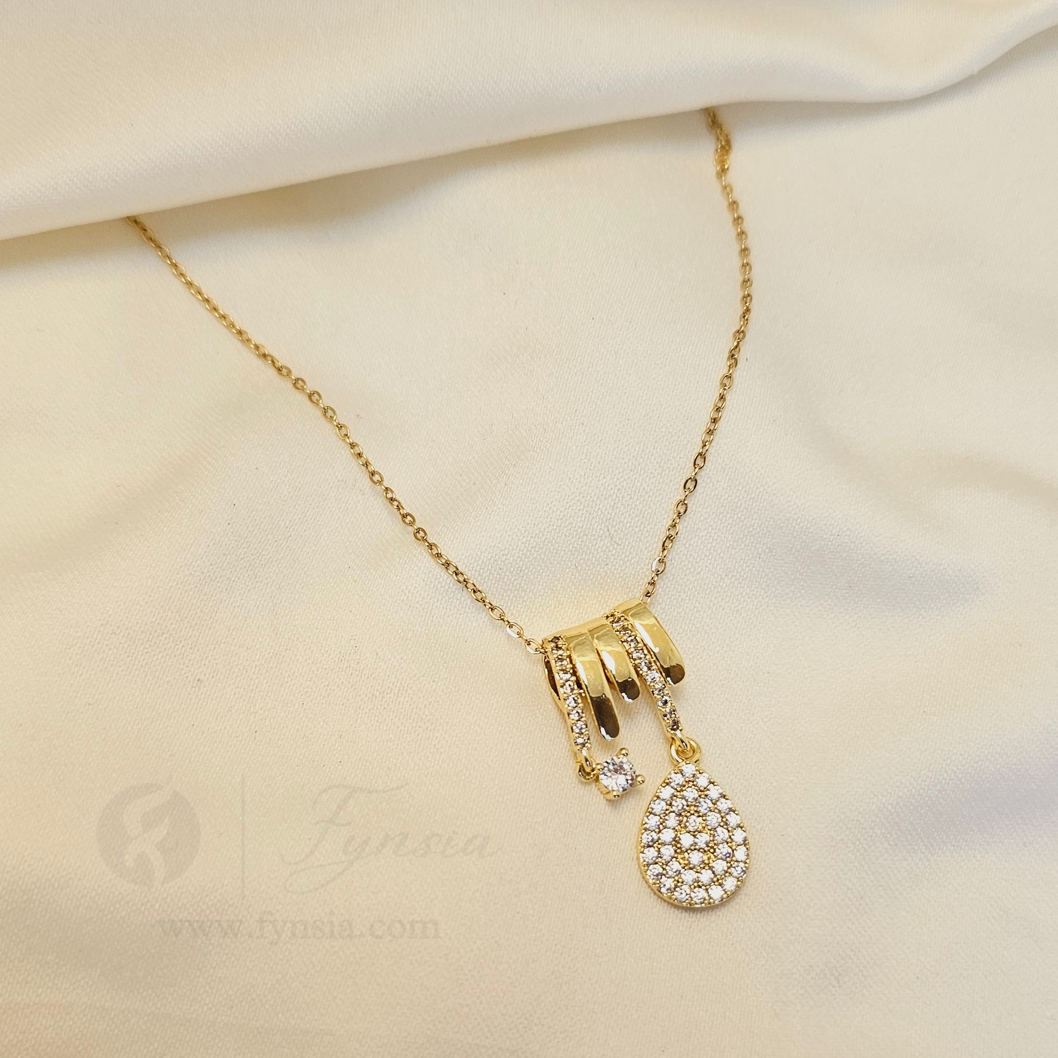 Charm Drop Neckchain – 18K Gold Tone Stainless Steel | Fynsia