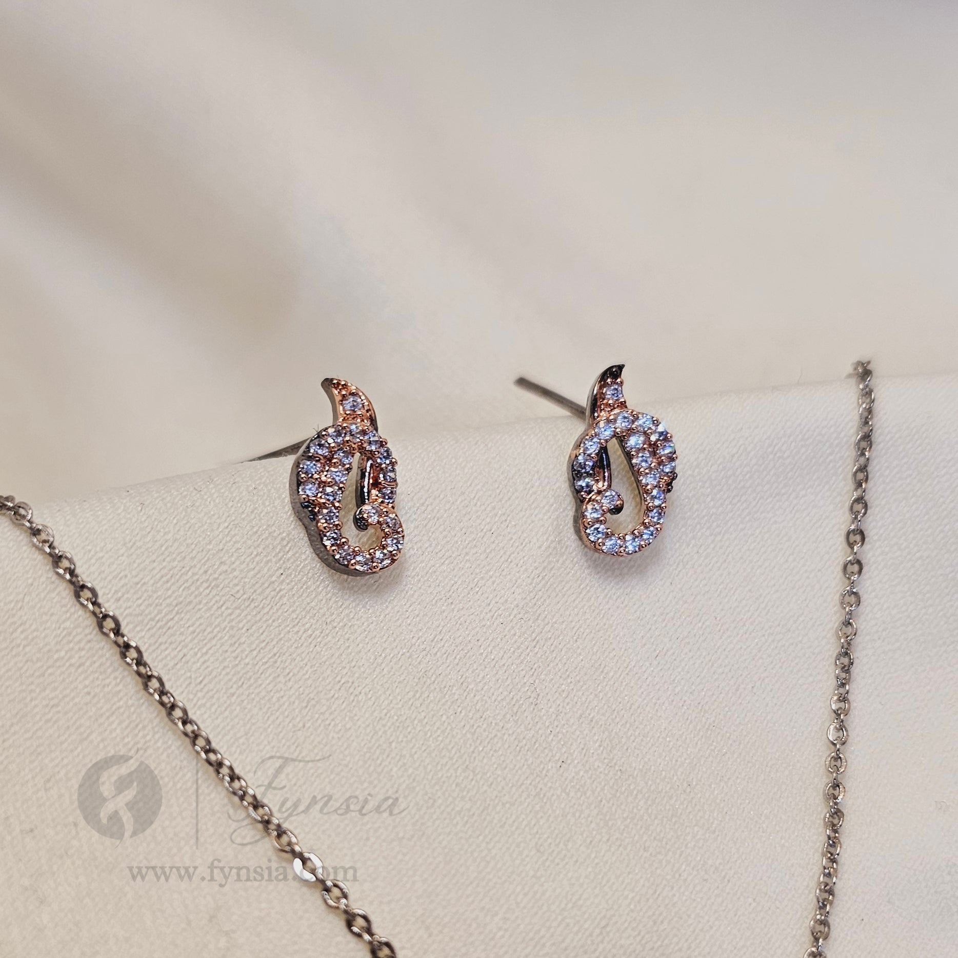 SALE ANTI-TARNISH PENDANT SET - 49 | Fynsia