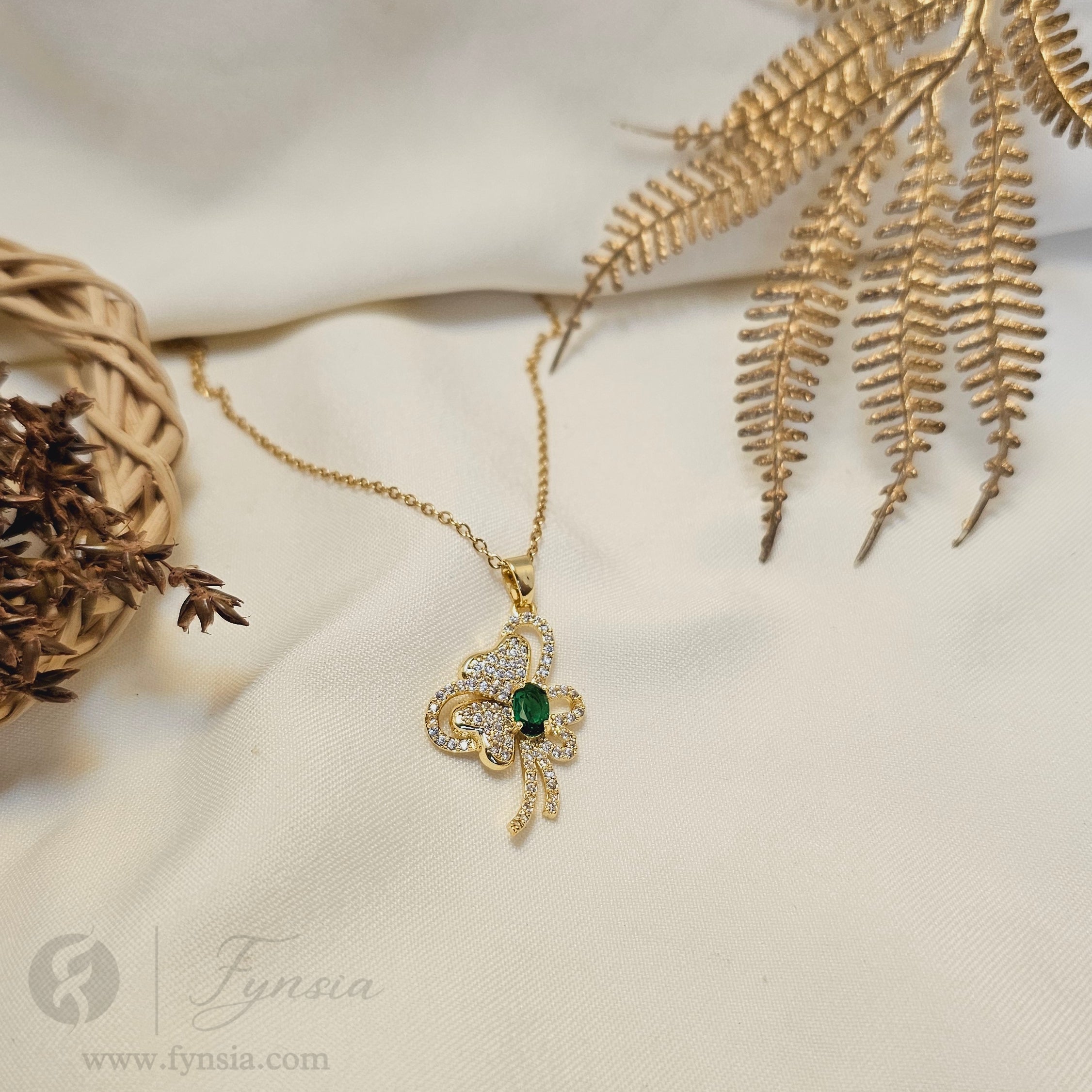 Emerald Crescent Neckchain – 18K Gold Tone Stainless Steel | Fynsia