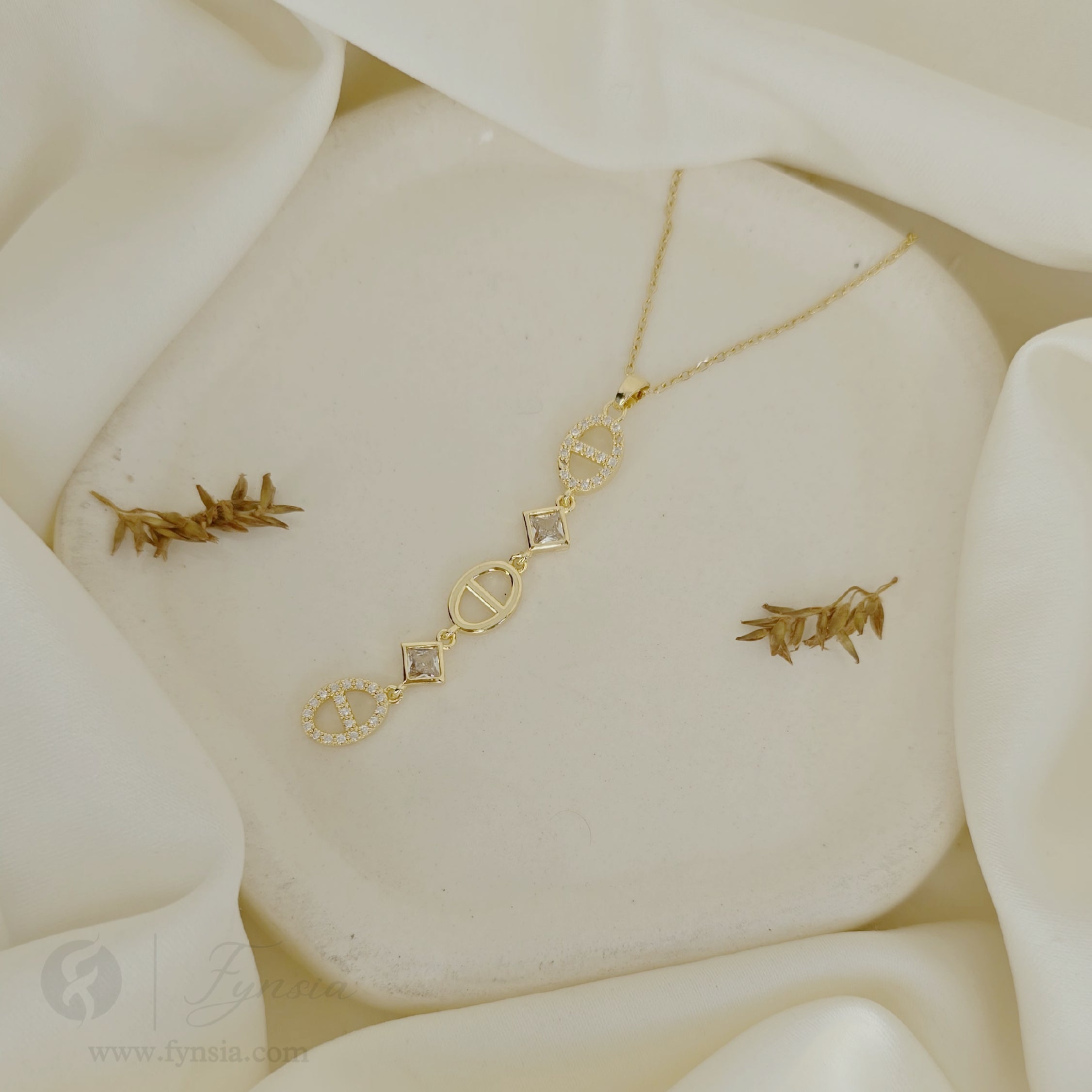 Ferrero Neckchain – 18K Gold Tone Stainless Steel | Fynsia