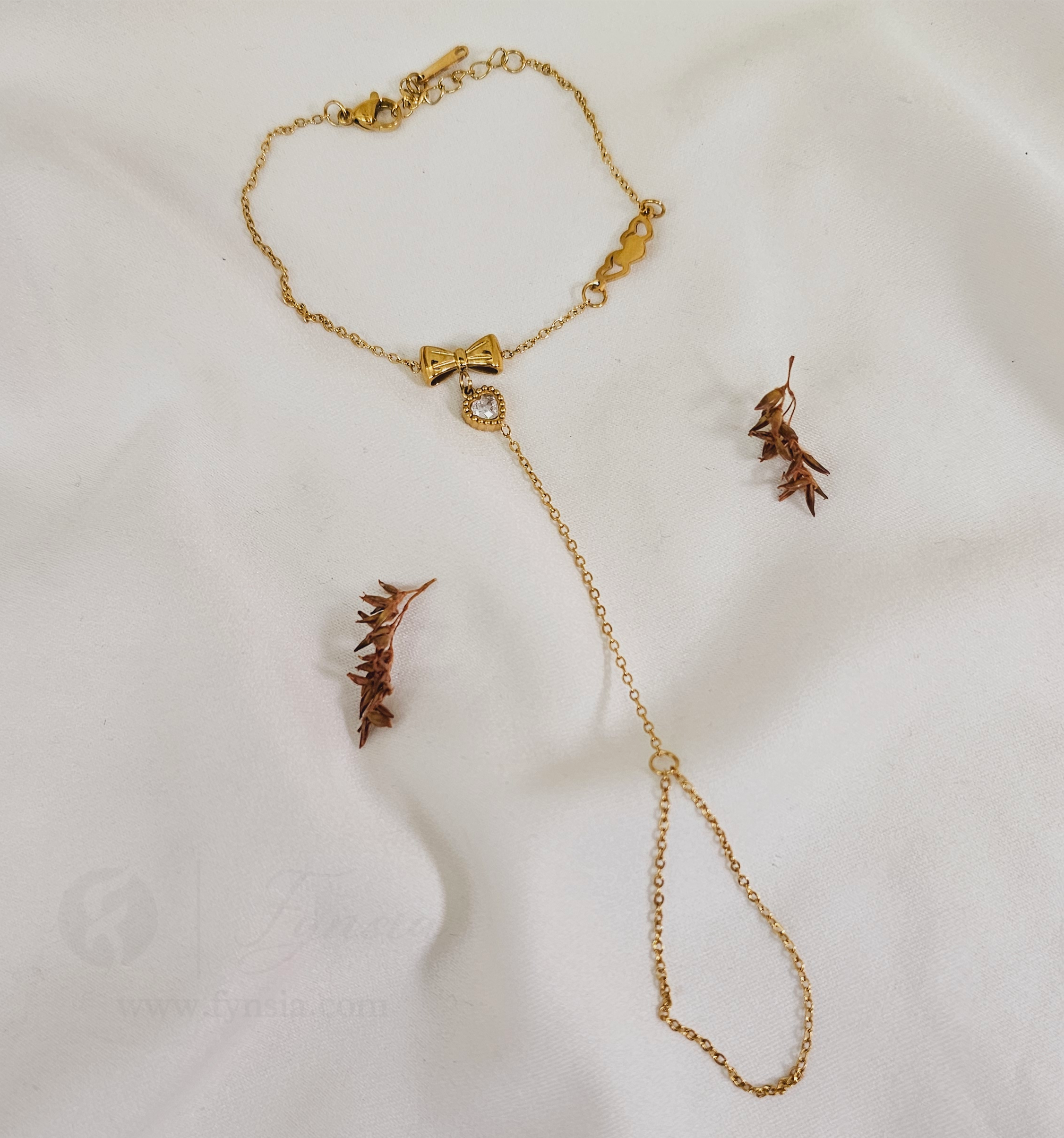Angel Throne Golden Handcuff - Anti-Tarnish | Fynsia