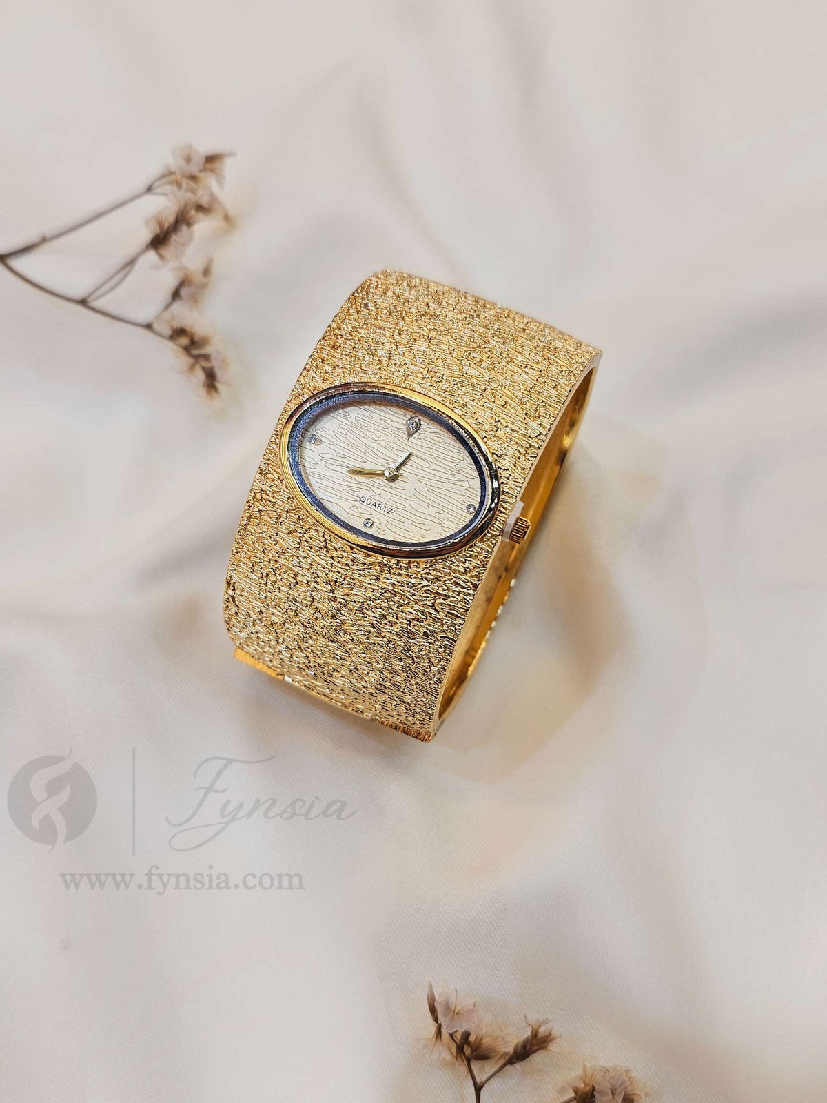 Leelavati Golden Royale Cream Dial Metal Openable Women's Watch | Fynsia