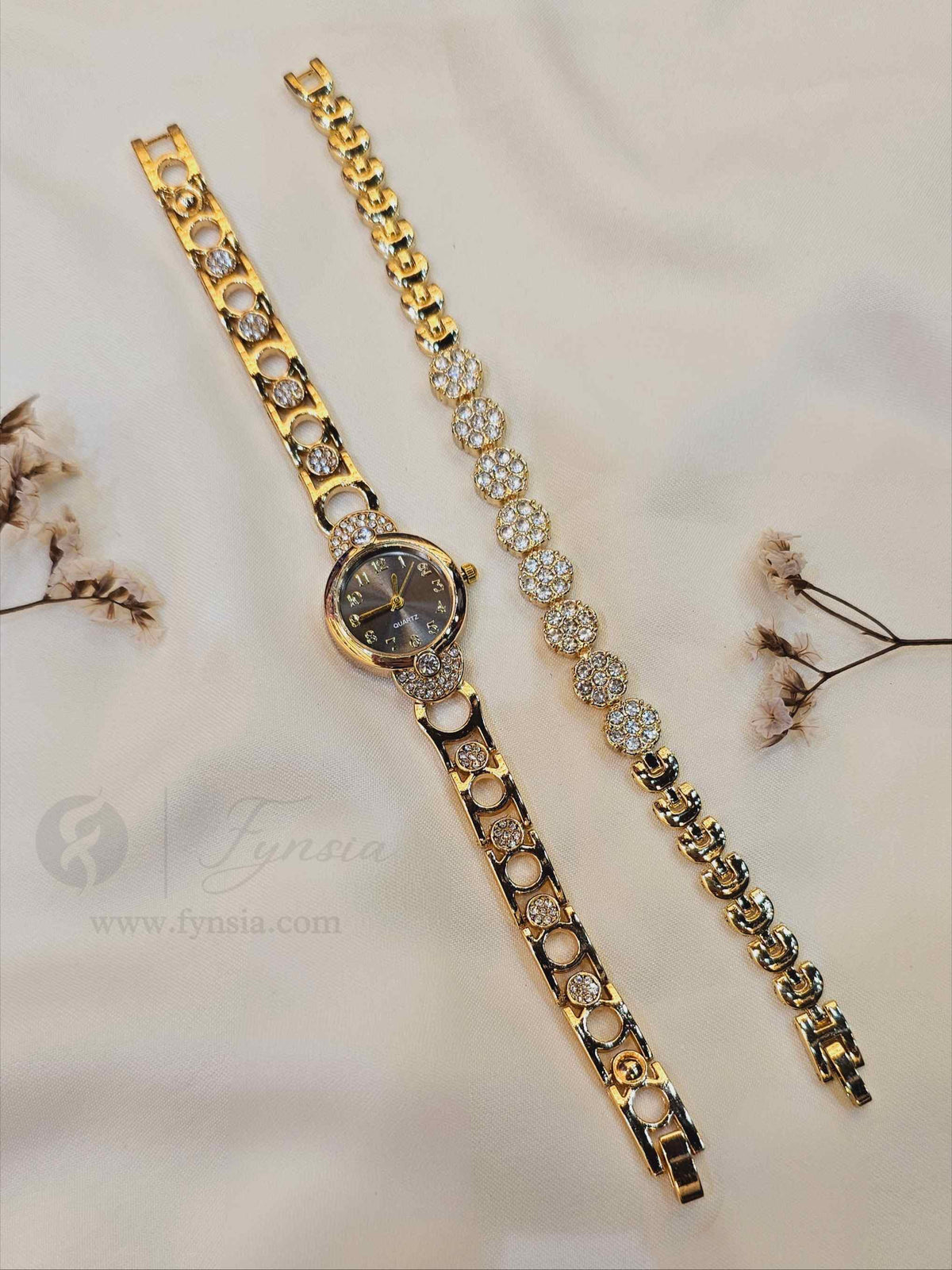 Piya Golden Black Round Dial Metal Belt Women's Watch With Bracelet| Fynsia