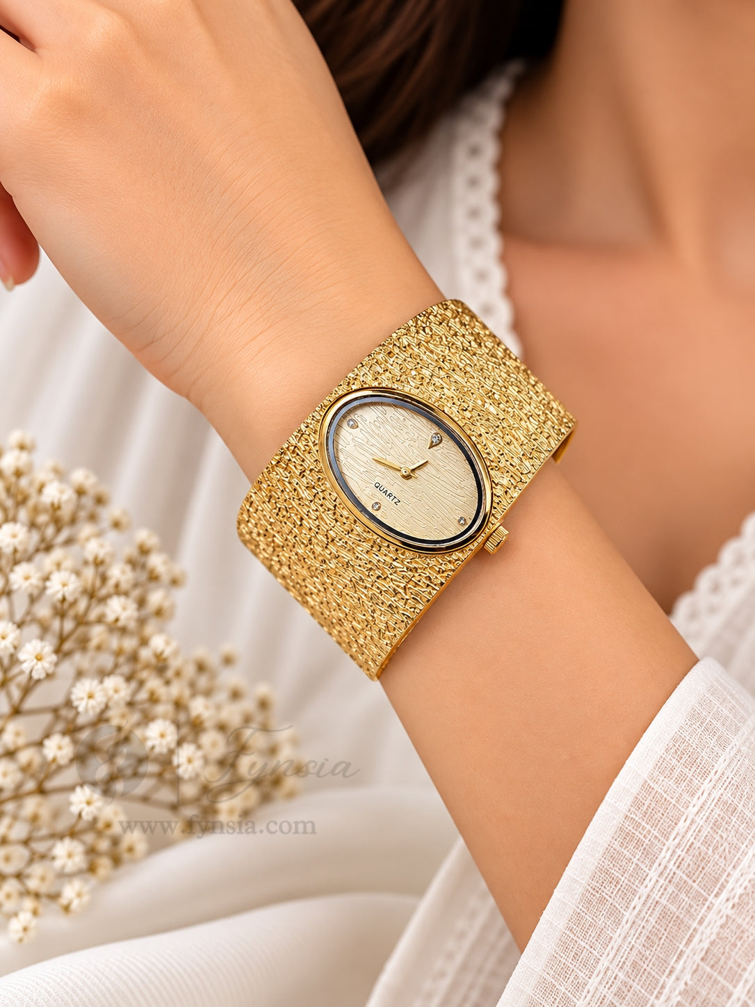Leelavati Golden Royale Cream Dial Metal Openable Women's Watch | Fynsia
