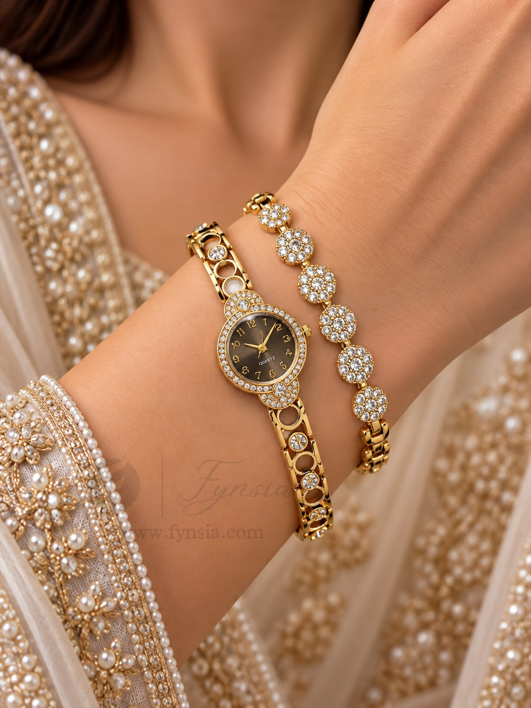 Piya Golden Black Round Dial Metal Belt Women's Watch With Bracelet| Fynsia