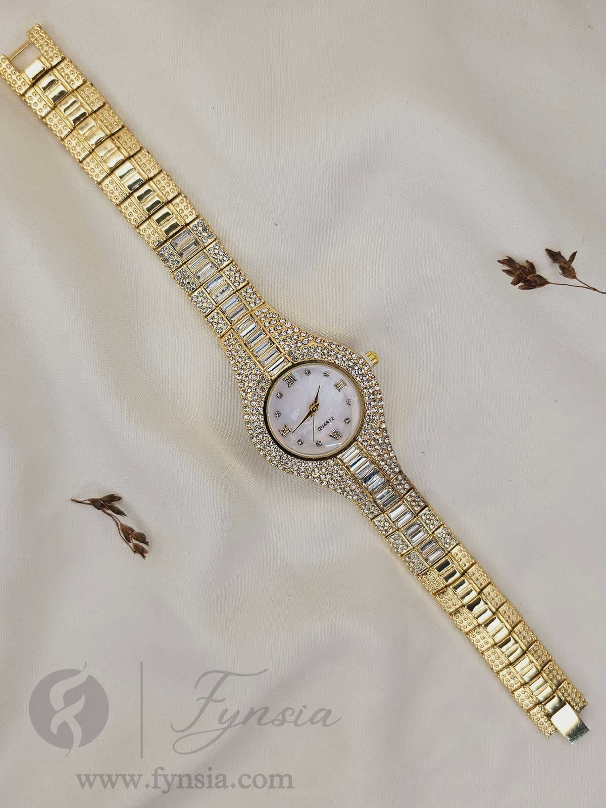 Saiksha Diamond Golden Round Dial Metal Belt Women's Watch | Fynsia