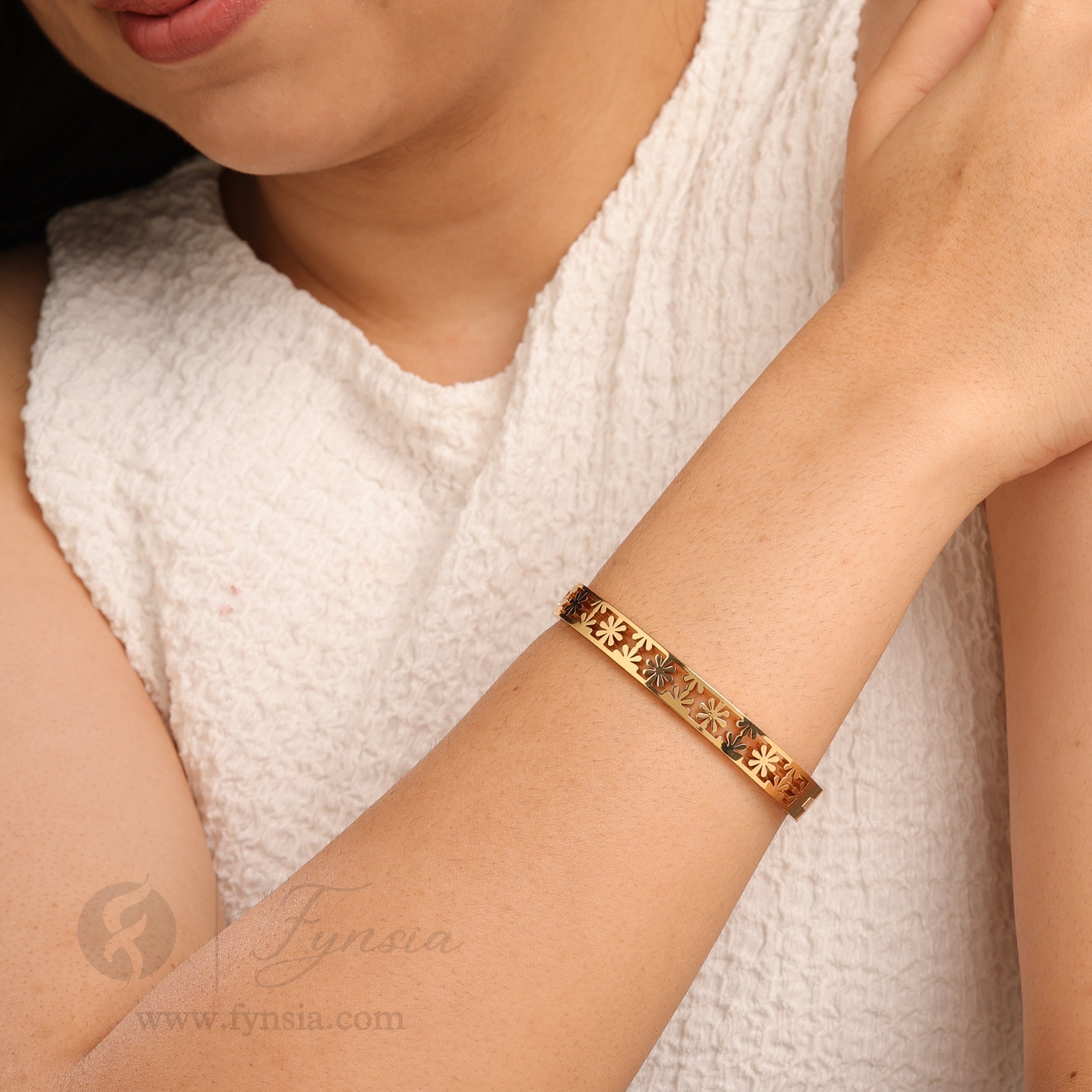 Hafsa Golden Anti Tarnish Kada – Stainless Steel Bracelet | Fynsia