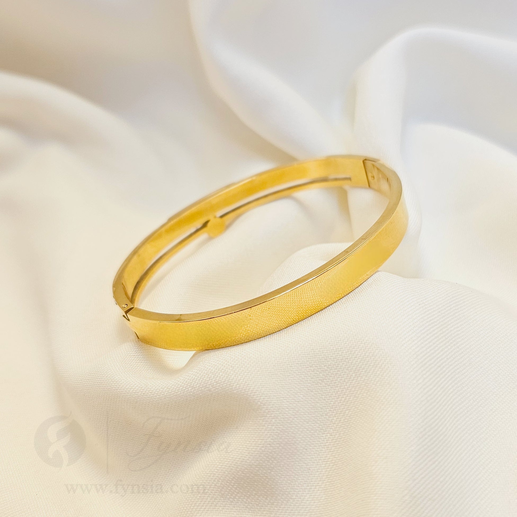 Palak Golden Anti Tarnish Kada – Stainless Steel Bracelet | Fynsia