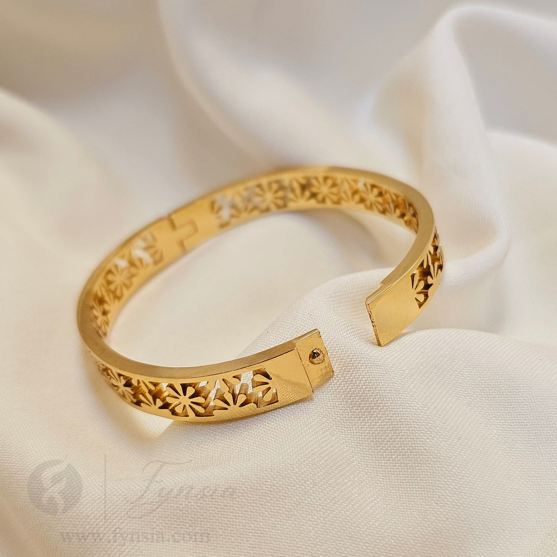 Hafsa Golden Anti Tarnish Kada – Stainless Steel Bracelet | Fynsia