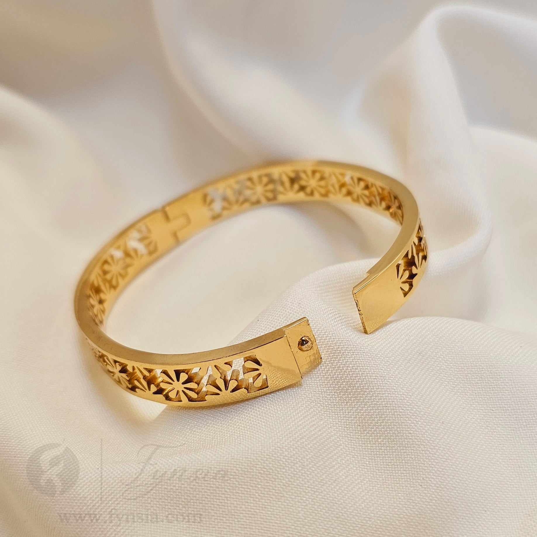 Hafsa Golden Anti Tarnish Kada – Stainless Steel Bracelet | Fynsia