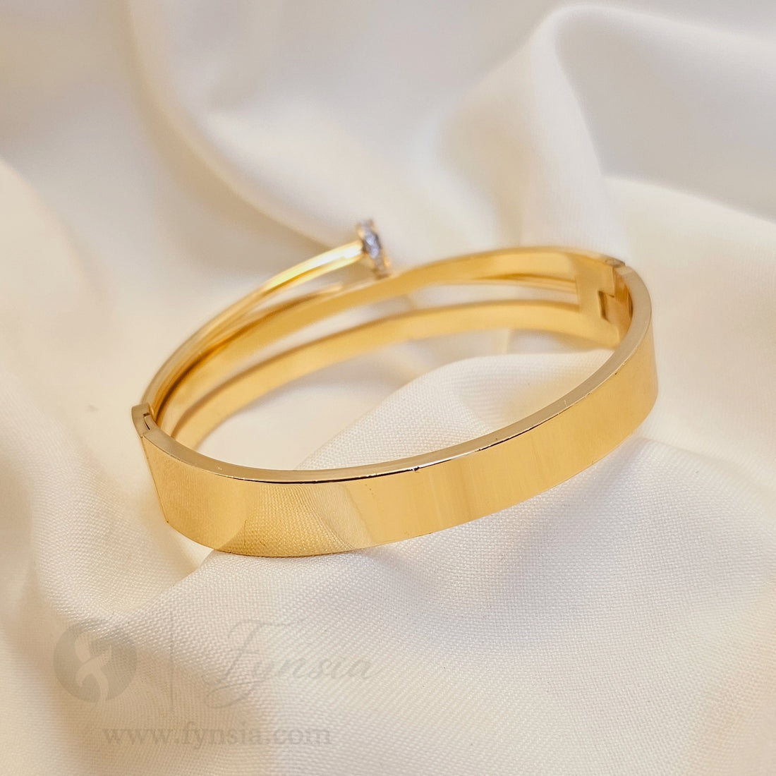 Zara Golden Anti Tarnish Kada – Stainless Steel Bracelet | Fynsia
