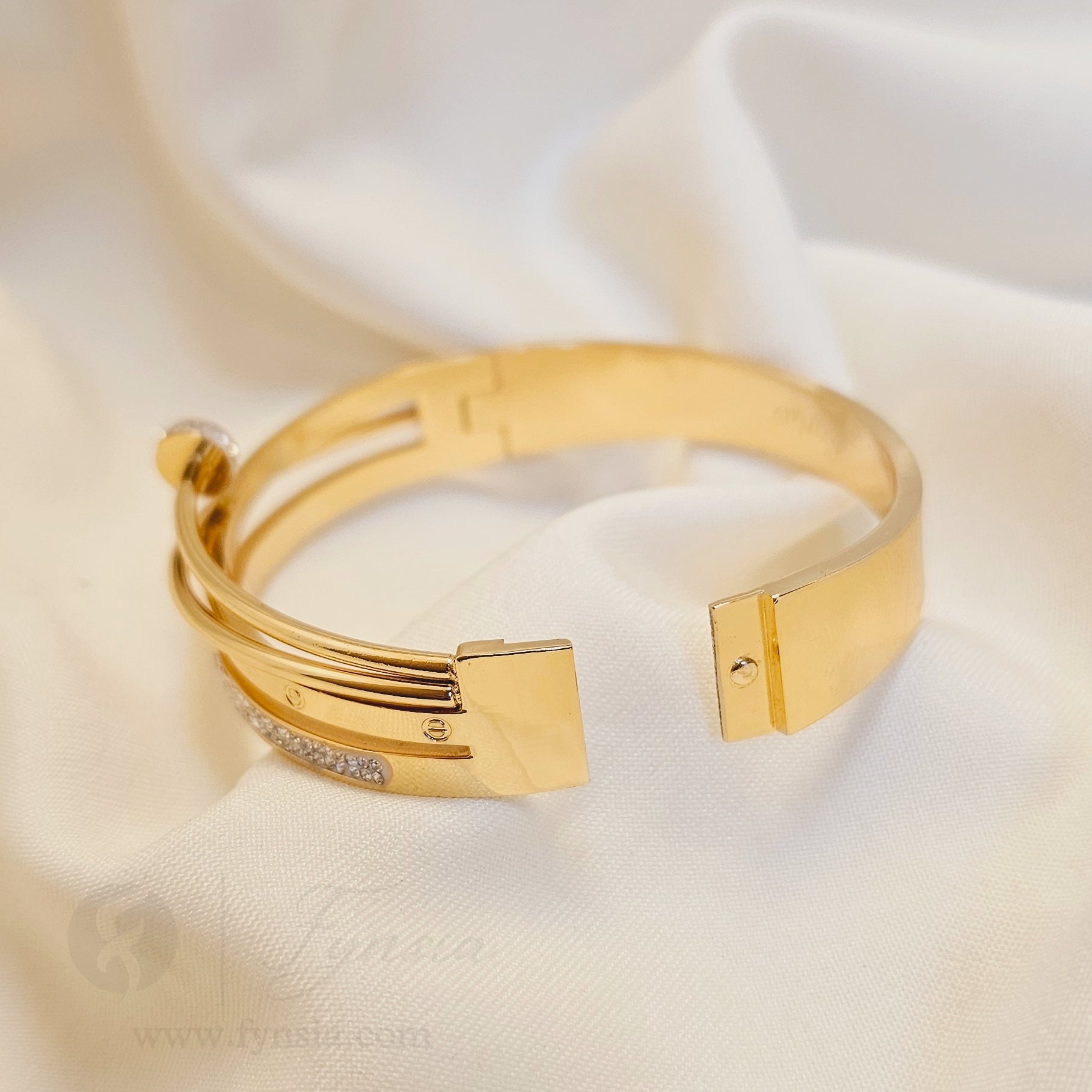 Zara Golden Anti Tarnish Kada – Stainless Steel Bracelet | Fynsia