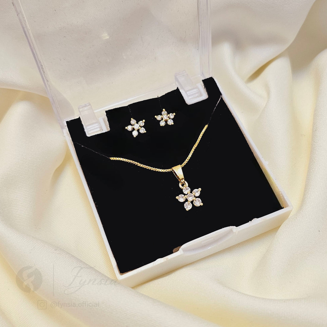 Sara 18k Gold Tone Pendant Chain Set With Studs | Fynsia