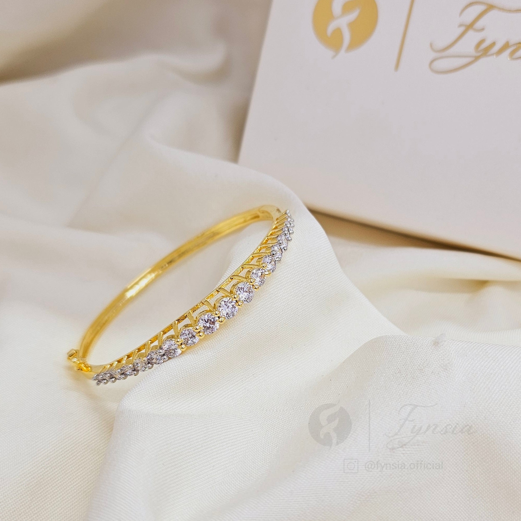 Sofie Solitaire Diamond Kada – Gold Bracelet | Fynsia