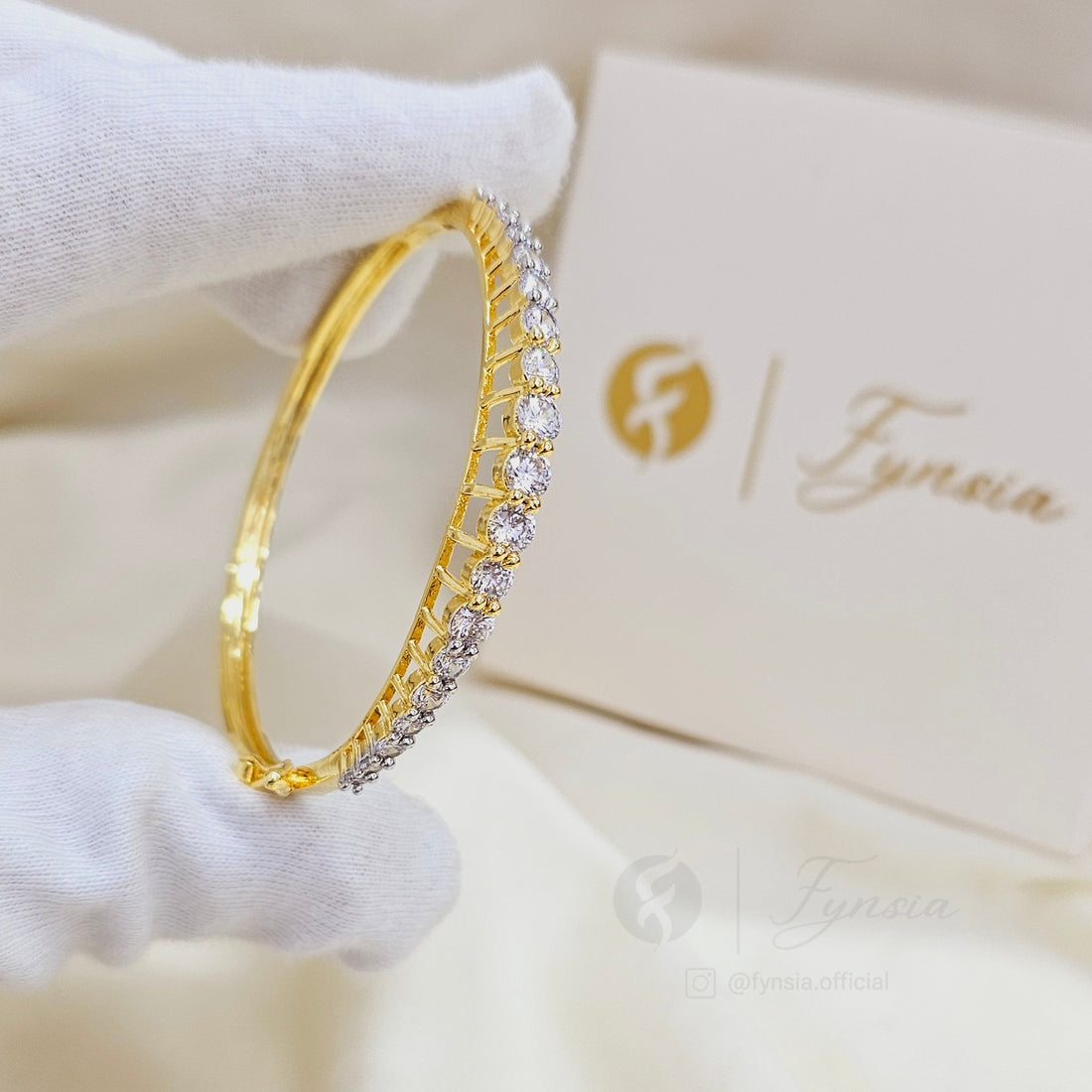 Sofie Solitaire Diamond Kada – Gold Bracelet | Fynsia