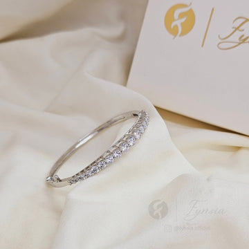 Nora Solitaire Diamond Kada – Silver Bracelet | Fynsia