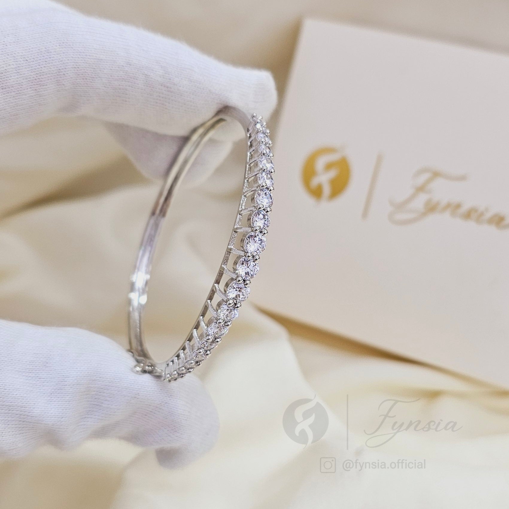 Nora Solitaire Diamond Kada – Silver Bracelet | Fynsia
