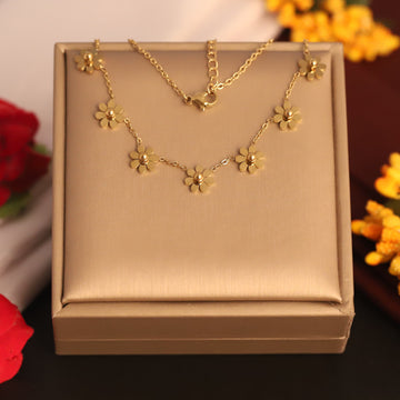 Daisy Line Neckchain – 18K Gold Tone Stainless Steel | Fynsia