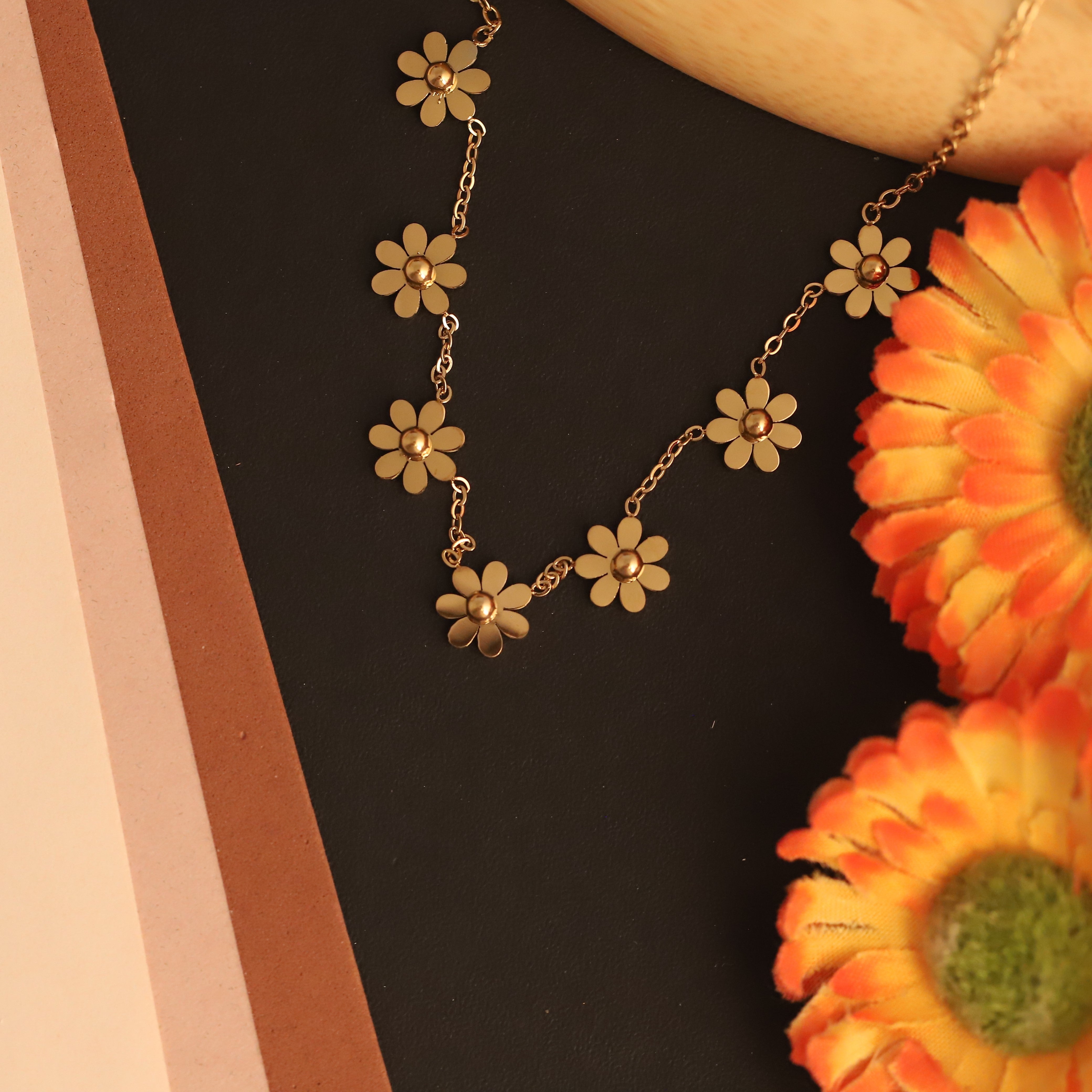 Daisy Line Neckchain – 18K Gold Tone Stainless Steel | Fynsia