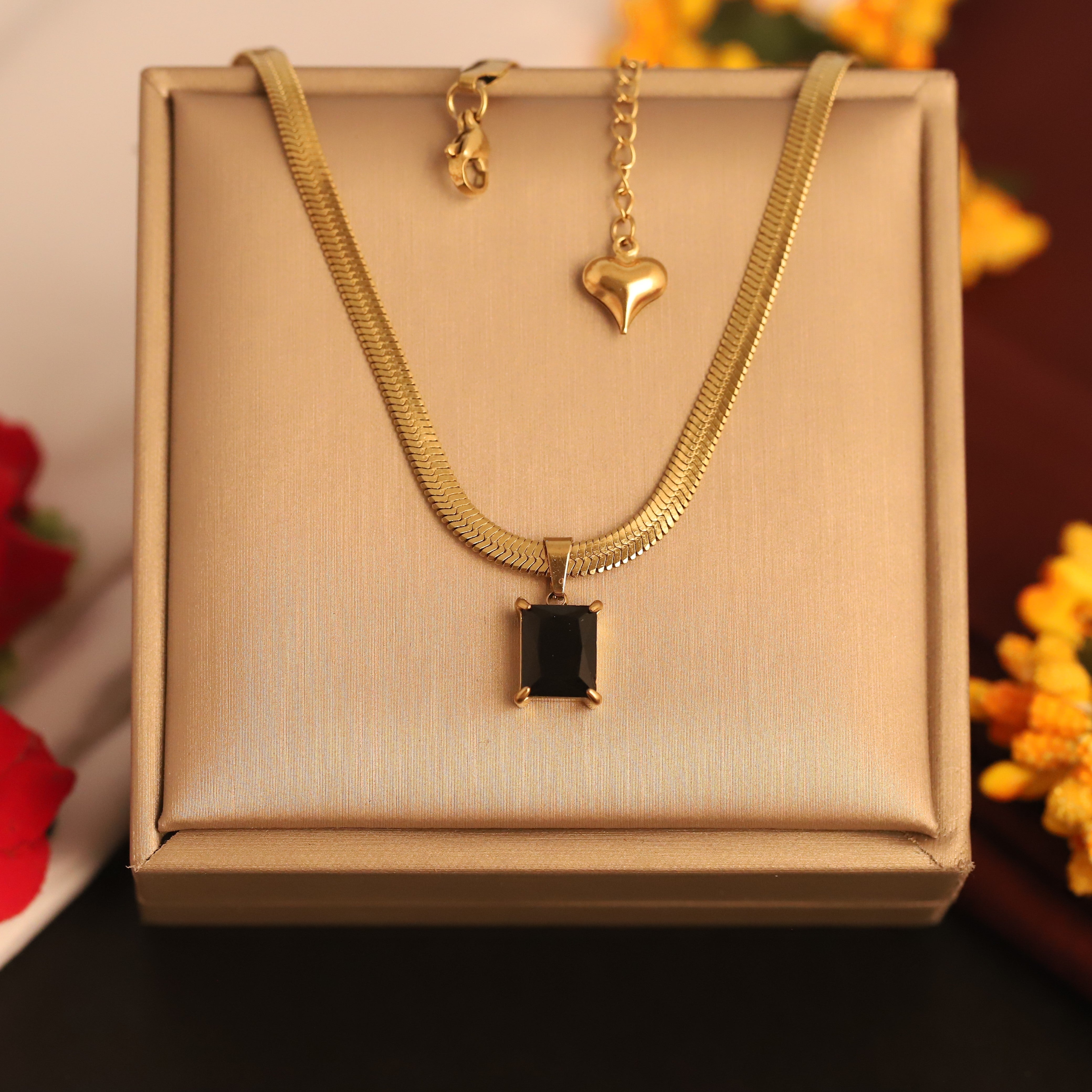 Elaara Shore Charm Neckchain – 18K Gold Tone Stainless Steel | Fynsia